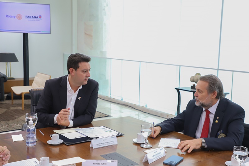 O governador Ratinho Junior com o futuro Diretor de Rotary International, o rondonense César Luis Scherer.